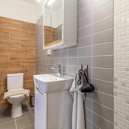 Jonashouse - Great Location Near Center- Personal Or Self Check-in Apartment