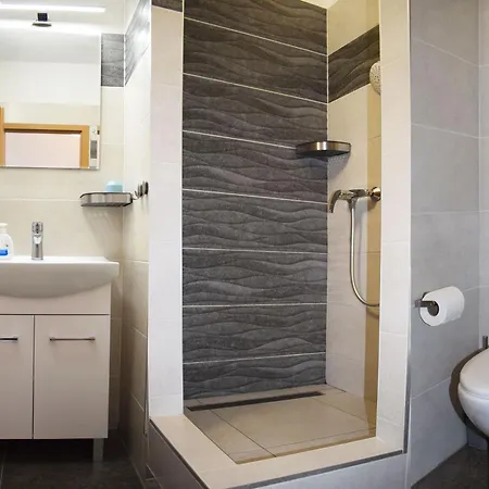 Jonashouse - Great Location Near Center- Personal Or Self Check-in *