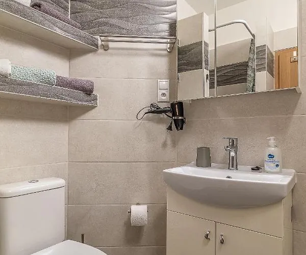 Jonashouse - Great Location Near Center- Personal Or Self Check-in