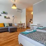 Jonashouse - Great Location Near Center- Personal Or Self Check-in Apartment